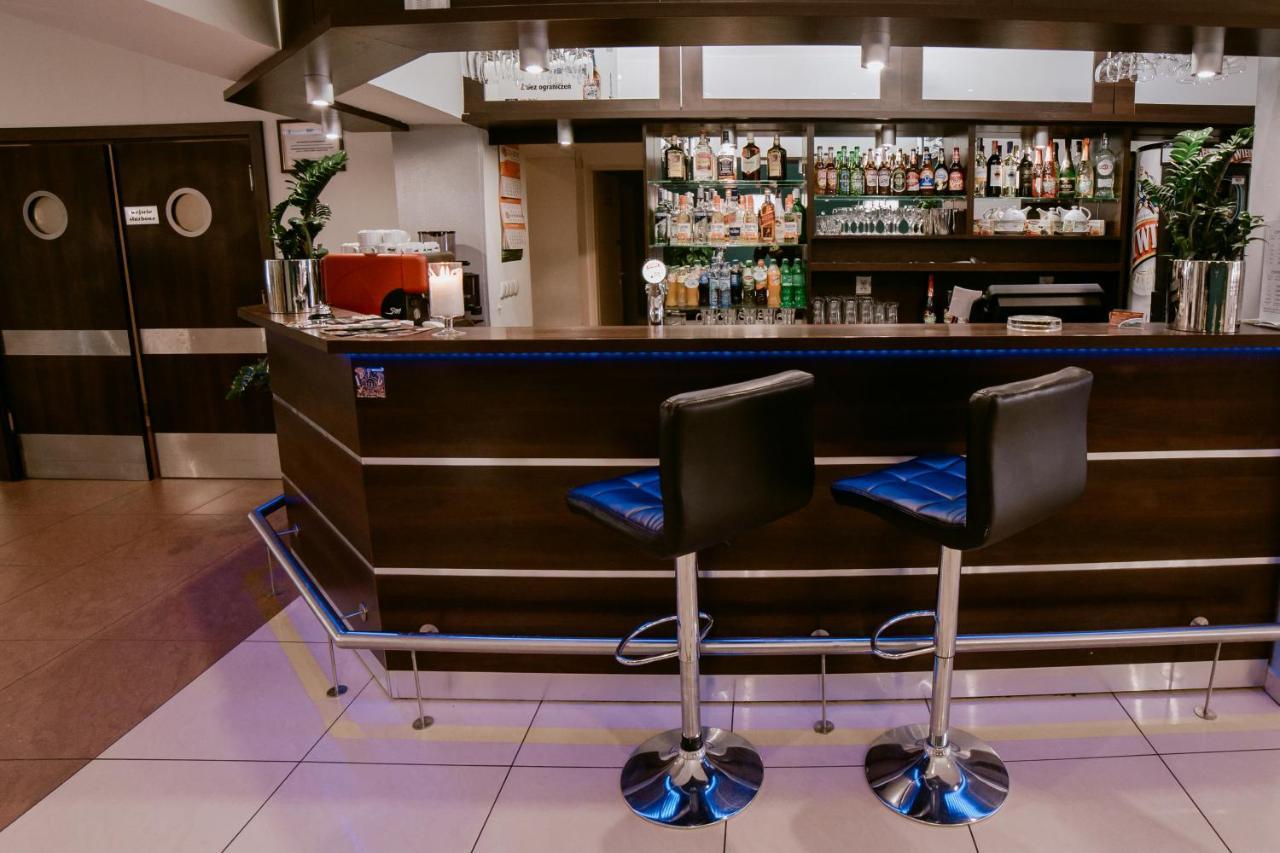 Hotel Domino Niemodlin Екстериор снимка