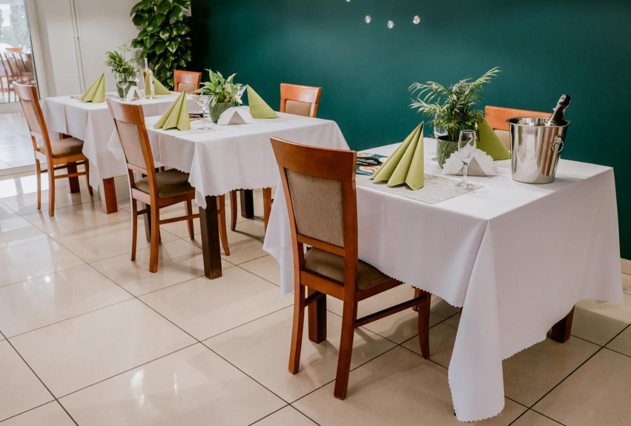 Hotel Domino Niemodlin Екстериор снимка