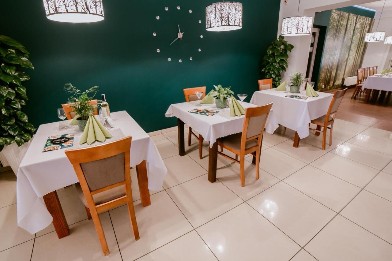 Hotel Domino Niemodlin Екстериор снимка