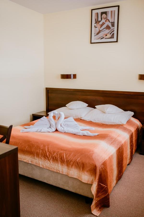 Hotel Domino Niemodlin Екстериор снимка