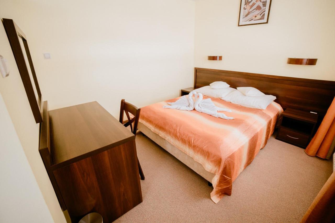 Hotel Domino Niemodlin Екстериор снимка