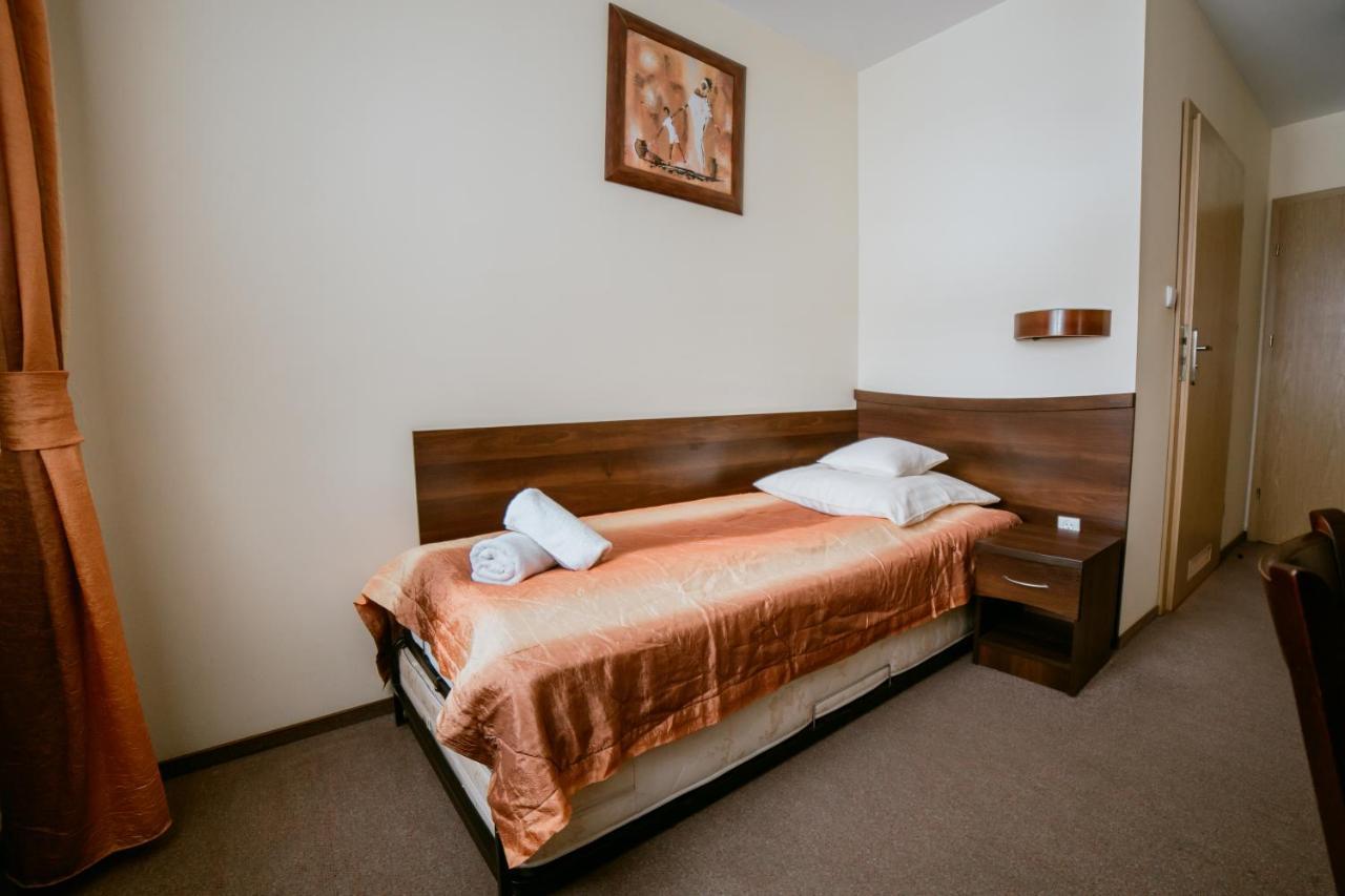 Hotel Domino Niemodlin Екстериор снимка
