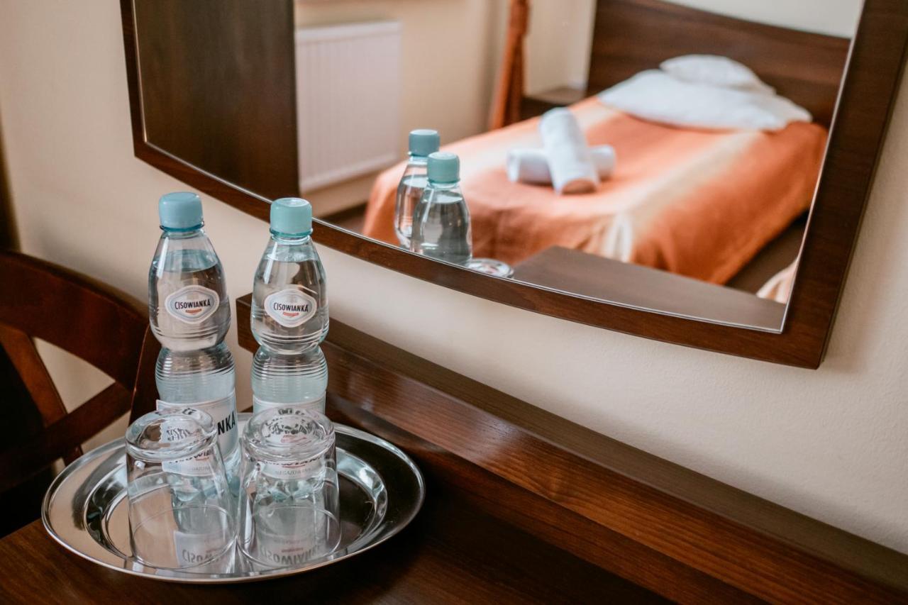 Hotel Domino Niemodlin Екстериор снимка