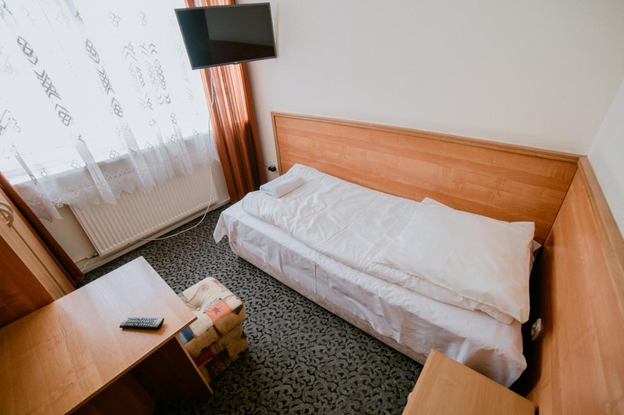 Hotel Domino Niemodlin Екстериор снимка