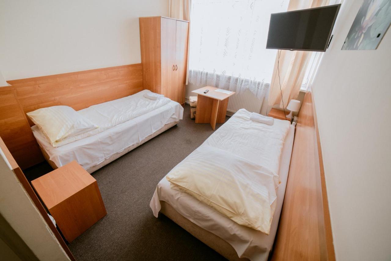 Hotel Domino Niemodlin Екстериор снимка