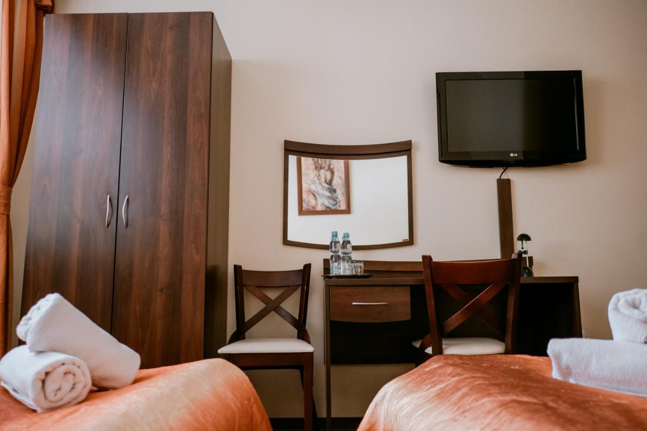 Hotel Domino Niemodlin Екстериор снимка