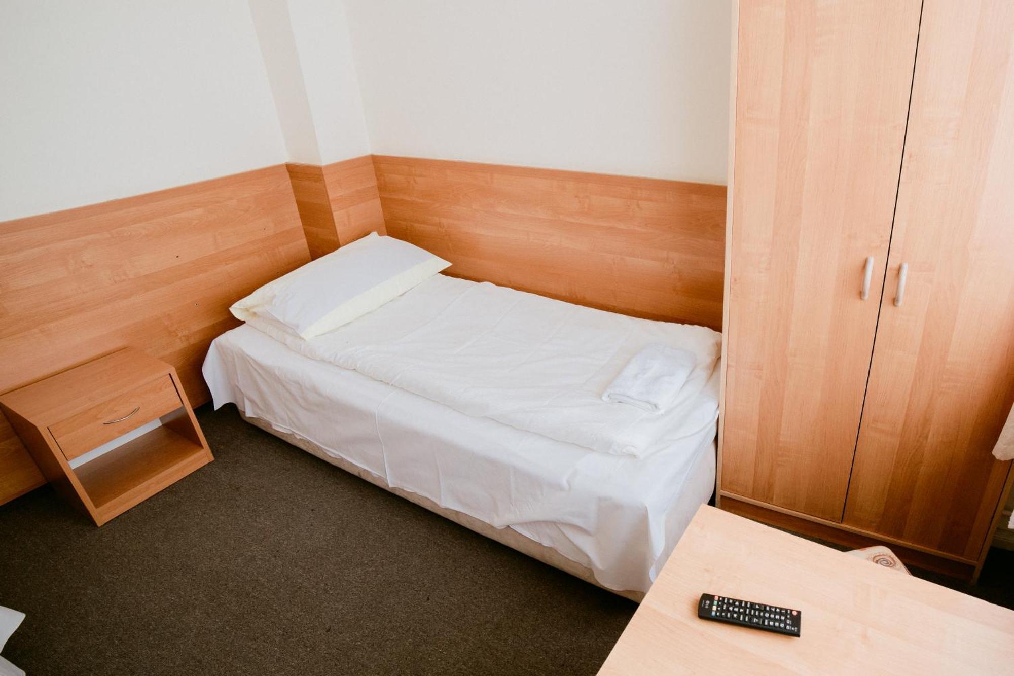 Hotel Domino Niemodlin Екстериор снимка